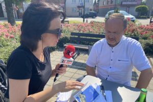 25.07.2021. „Wakacje 2021. Spotkajmy się”. Na zdjęciu (od lewej): Magdalena Sitek - Radio Kielce i ks. Marian Fatyga - proboszcz parafii św. Jana Chrzciciela w Skalbmierzu / Radio Kielce