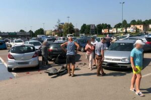 07.07.2021. Skarżysko-Kamienna. Kolizja na parkingu / KPP Skarżysko-Kamienna