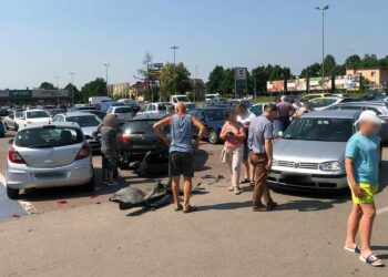 07.07.2021. Skarżysko-Kamienna. Kolizja na parkingu / KPP Skarżysko-Kamienna