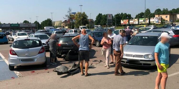 07.07.2021. Skarżysko-Kamienna. Kolizja na parkingu / KPP Skarżysko-Kamienna