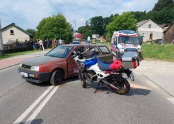 31.07.2021. Czekarzewice Drugie. Zderzenie samochodu z motocyklem / KPP w Opatowie