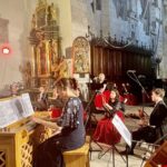 06.07.2021. 27 Międzynarodowy Festiwal Muzyczny im. Krystyny Jamroz. Koncert „Stabat Mater” w kolegiacie w Wiślicy. Na zdjęciu: na pozytywie gra Hanna Dys. Orkiestrą dyryguje Rafał Kłoczko / Dorota Klusek / Radio Kielce