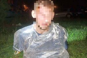 W ręce skarżyskich policjantów wpadł 26-letni mężczyzna. Został zatrzymany po tym, jak usiłował ukraść katalizator z auta / KPP Skarżysko- Kamienna