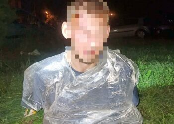 W ręce skarżyskich policjantów wpadł 26-letni mężczyzna. Został zatrzymany po tym, jak usiłował ukraść katalizator z auta / KPP Skarżysko- Kamienna