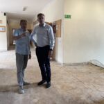 27.07.2021. Sandomierz. Remont w Szkole Podstawowej nr 1 w Sandomierzu. Na zdjęciu (od lewej): Waldemar Gosek - dyrektor Szkoły Podstawowej nr 1 w Sandomierzu i Marcin Marzec - burmistrz Sandomierza / Grażyna Szlęzak-Wójcik / Radio Kielce