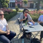 25.07.2021. Skalbmierz.„Wakacje 2021. Spotkajmy się”. Na zdjęciu (od lewej): Marek Juszczyk - burmistrz Skalbmierza, Magdalena Sitek - Radio Kielce i Leszek Śmiech - przewodniczący Rady Miasta Skalbmierza / Kamil Włosowicz