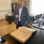 17.07.2021. Końskie. Znaleziska z pałacu Małachowskich. Na zdjęciu Krzysztof Obratański - burmistrz Końskich / Magdalena Galas-Klusek / Radio Kielce