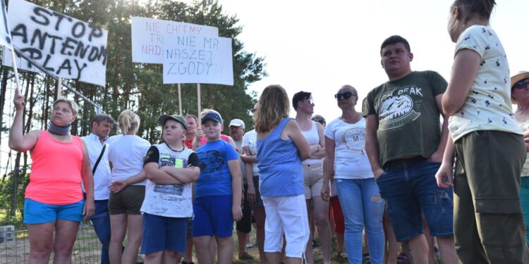 06.07.2021. Dziebałtów. Protest przeciwko budowie masztu telefonii komórkowej / Magdalena Galas-Klusek / Radio Kielce