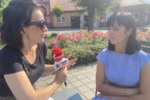 25.07.2021. Skalbmierz.„Wakacje 2021. Spotkajmy się”. Na zdjęciu (od lewej): Magdalena Sitek - Radio Kielce i Monika Chat-Komoniewska - Koło Gospodyń Wiejskich w Topoli / Kamil Włosowicz