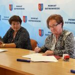 26.07.2021. Ostrowiec Św. Podpisanie umów wsparcia dla niepełnosprawnych. Na zdjęciu (od lewej): Marzena Dębniak - starosta ostrowiecki, Barbara Jakubowska - prezes stowarzyszenia „Zintegrowani” / Emilia Sitarska / Radio Kielce