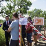 05.07.2021. Kielce. Ulica Świerczyńska. Konferencja posła Krzysztofa Bosaka. Na zdjęciu poseł Krzysztof Bosak (pierwszy z lewej) / Anna Kwapisz / Radio Kielce
