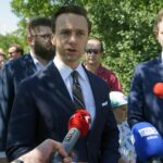 05.07.2021. Kielce. Ulica Świerczyńska. Konferencja posła Krzysztofa Bosaka. Na zdjęciu (od lewej): Krzysztof Bosak - poseł Konfederacji, Łukasz Ospara - Konfederacja / Anna Kwapisz / Radio Kielce