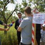 05.07.2021. Kielce. Ulica Świerczyńska. Konferencja posła Krzysztofa Bosaka. Na zdjęciu poseł Krzysztof Bosak (pierwszy z lewej) / Anna Kwapisz / Radio Kielce