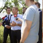 05.07.2021. Kielce. Ulica Świerczyńska. Konferencja posła Krzysztofa Bosaka. Na zdjęciu (od lewej): Krzysztof Bosak - poseł Konfederacji, Ryszard Stępkowski - mieszkaniec ul. Świerczyńskiej, Michał Sokolnicki - Konfederacja / Anna Kwapisz / Radio Kielce