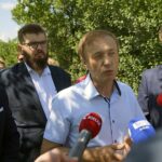 05.07.2021. Kielce. Ulica Świerczyńska. Konferencja posła Krzysztofa Bosaka. Na zdjęciu (od lewej): Krzysztof Bosak - poseł Konfederacji, Michał Sokolnicki - Konfederacja, Ryszard Stępkowski - mieszkaniec ul. Świerczyńskiej, Łukasz Ospara - Konfederacja / Anna Kwapisz / Radio Kielce