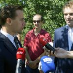 05.07.2021. Kielce. Ulica Świerczyńska. Konferencja posła Krzysztofa Bosaka. Na zdjęciu: Krzysztof Bosak - poseł Konfederacji (z lewej), Łukasz Ospara - Konfederacja (z prawej) / Anna Kwapisz / Radio Kielce