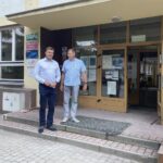 27.07.2021. Sandomierz. Remont w Szkole Podstawowej nr 1 w Sandomierzu. Na zdjęciu (od lewej): Marcin Marzec - burmistrz Sandomierza i Waldemar Gosek - dyrektor Szkoły Podstawowej nr 1 w Sandomierzu / Grażyna Szlęzak-Wójcik / Radio Kielce