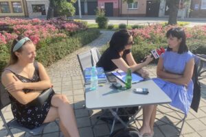 25.07.2021. Skalbmierz.„Wakacje 2021. Spotkajmy się”. Na zdjęciu: Aleksandra Sokołowska - Koło Gospodyń Wiejskich w Topoli, Magdalena Sitek - Radio Kielce i Monika Chat-Komoniewska - Koło Gospodyń Wiejskich w Topoli / Kamil Włosowicz