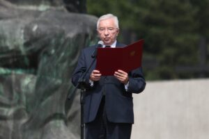 12.07.2021. Michniów. Obchody Dnia Walki i Męczeństwa Wsi Polskiej w 78. rocznicę pacyfikacji wsi Michniów. Na zdjęciu: poseł Krzysztof Lipiec - prezes świętokrzyskich struktur Prawa i Sprawiedliwości odczytał list w imieniu Mateusza Morawieckiego - premiera RP / Wiktor Taszłow / Radio Kielce