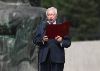 12.07.2021. Michniów. Obchody Dnia Walki i Męczeństwa Wsi Polskiej w 78. rocznicę pacyfikacji wsi Michniów. Na zdjęciu: poseł Krzysztof Lipiec - prezes świętokrzyskich struktur Prawa i Sprawiedliwości odczytał list w imieniu Mateusza Morawieckiego - premiera RP / Wiktor Taszłow / Radio Kielce