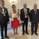 12.07.2021. Mirzec. Jubileusz Złotych Godów. Na zdjęciu (od lewej): Mirosław Seweryn - wójt gm. Mirzec,  Danuta i Adam Mundzikowie - małżonkowie, Krzysztof Lipiec - poseł PiS / Anna Głąb / Radio Kielce
