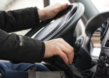 Kierowcy aut osobowych o stażu do dwóch lat najczęściej powodują wypadki