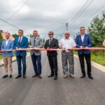 15.07.2021. Kowala. Oficjalne otwarcie zmodernizowanego fragmentu drogi powiatowej. Na zdjęciu (od lewej): Sylwester Kasprzyk - radny powiatu kieleckiego, Łukasz Barwinek - zastępca wójta Nowin, Mirosław Gębski - starosta kielecki, Cezary Majcher - członek zarządu powiatu kieleckiego, Tomasz Gruszczyński - radny powiatu kieleckiego, Zenon Janus - radny powiatu kieleckiego, Andrzej Borowski - radny powiatu kieleckiego i Renata Posłowska - sołtys Kowali, wiceprzewodnicząca Rady Gminy w Nowinach / Marta Sowińska/UG Nowiny