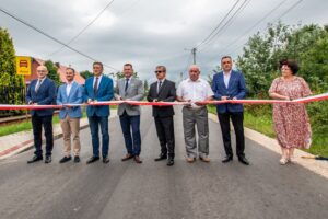 15.07.2021. Kowala. Oficjalne otwarcie zmodernizowanego fragmentu drogi powiatowej. Na zdjęciu (od lewej): Sylwester Kasprzyk - radny powiatu kieleckiego, Łukasz Barwinek - zastępca wójta Nowin, Mirosław Gębski - starosta kielecki, Cezary Majcher - członek zarządu powiatu kieleckiego, Tomasz Gruszczyński - radny powiatu kieleckiego, Zenon Janus - radny powiatu kieleckiego, Andrzej Borowski - radny powiatu kieleckiego i Renata Posłowska - sołtys Kowali, wiceprzewodnicząca Rady Gminy w Nowinach / Marta Sowińska/UG Nowiny