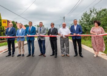 15.07.2021. Kowala. Oficjalne otwarcie zmodernizowanego fragmentu drogi powiatowej. Na zdjęciu (od lewej): Sylwester Kasprzyk - radny powiatu kieleckiego, Łukasz Barwinek - zastępca wójta Nowin, Mirosław Gębski - starosta kielecki, Cezary Majcher - członek zarządu powiatu kieleckiego, Tomasz Gruszczyński - radny powiatu kieleckiego, Zenon Janus - radny powiatu kieleckiego, Andrzej Borowski - radny powiatu kieleckiego i Renata Posłowska - sołtys Kowali, wiceprzewodnicząca Rady Gminy w Nowinach / Marta Sowińska/UG Nowiny