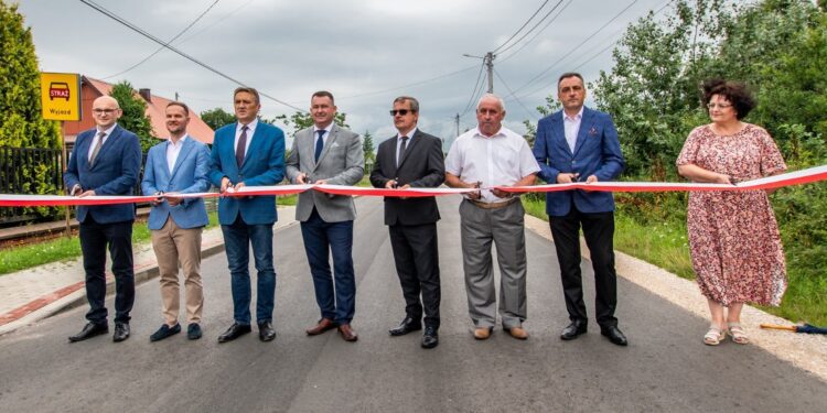 15.07.2021. Kowala. Oficjalne otwarcie zmodernizowanego fragmentu drogi powiatowej. Na zdjęciu (od lewej): Sylwester Kasprzyk - radny powiatu kieleckiego, Łukasz Barwinek - zastępca wójta Nowin, Mirosław Gębski - starosta kielecki, Cezary Majcher - członek zarządu powiatu kieleckiego, Tomasz Gruszczyński - radny powiatu kieleckiego, Zenon Janus - radny powiatu kieleckiego, Andrzej Borowski - radny powiatu kieleckiego i Renata Posłowska - sołtys Kowali, wiceprzewodnicząca Rady Gminy w Nowinach / Marta Sowińska/UG Nowiny