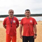 01.07.2021. Zalew w Sielpi. Na zdjęciu (od lewej): Artur Wilczyński i Mariusz Mączka - ratownicy wodni / Magda Galas-Klusek / Radio Kielce