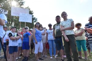 06.07.2021. Dziebałtów. Protest przeciwko budowie masztu telefonii komórkowej / Magdalena Galas-Klusek / Radio Kielce