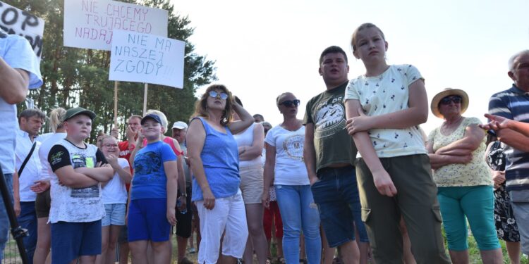 06.07.2021. Dziebałtów. Protest przeciwko budowie masztu telefonii komórkowej / Magdalena Galas-Klusek / Radio Kielce