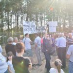 06.07.2021. Dziebałtów. Protest przeciwko budowie masztu telefonii komórkowej / Magdalena Galas-Klusek / Radio Kielce