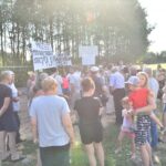 06.07.2021. Dziebałtów. Protest przeciwko budowie masztu telefonii komórkowej / Magdalena Galas-Klusek / Radio Kielce
