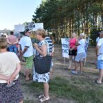 06.07.2021. Dziebałtów. Protest przeciwko budowie masztu telefonii komórkowej / Magdalena Galas-Klusek / Radio Kielce