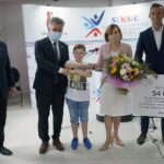 19.07.2021. Strawczynek. Briefing prasowy. Na zdjęciu (od lewej): Tadeusz Tkaczyk - wójt Strawczyna, Krzysztof Słoń - senator PiS, Anna Krupka - wiceminister kultury, sportu oraz dziedzictwa narodowego, Łukasz Woźniak - dyrektor samorządowego Centrum Kultury, Sportu i Czytelnictwa w Strawczynie / Anna Kwapisz / Radio Kielce