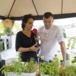22.07.2021. Letnia kuchnia Radia Kielce. Mięsny czwartek. Na zdjęciu: Magdalena Sitek - Radio Kielce,  Mirosław Ciołak- Polska Inicjatywa Kulinarna, szef Restauracji Hotelu Red z Ostrowca Świętokrzyskiego / Anna Kwapisz / Radio Kielce