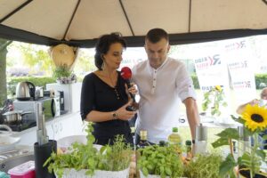 22.07.2021. Letnia kuchnia Radia Kielce. Mięsny czwartek. Na zdjęciu: Magdalena Sitek - Radio Kielce, Mirosław Ciołak- Polska Inicjatywa Kulinarna, szef Restauracji Hotelu Red z Ostrowca Świętokrzyskiego / Anna Kwapisz / Radio Kielce