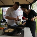 22.07.2021. Letnia kuchnia Radia Kielce. Mięsny czwartek. Na zdjęciu: Magdalena Sitek - Radio Kielce,  Mirosław Ciołak- Polska Inicjatywa Kulinarna, szef Restauracji Hotelu Red z Ostrowca Świętokrzyskiego / Anna Kwapisz / Radio Kielce