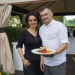 22.07.2021. Letnia kuchnia Radia Kielce. Mięsny czwartek. Na zdjęciu: Magdalena Sitek - Radio Kielce,  Mirosław Ciołak- Polska Inicjatywa Kulinarna, szef Restauracji Hotelu Red z Ostrowca Świętokrzyskiego / Anna Kwapisz / Radio Kielce