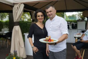 22.07.2021. Letnia kuchnia Radia Kielce. Mięsny czwartek. Na zdjęciu: Magdalena Sitek - Radio Kielce, Mirosław Ciołak- Polska Inicjatywa Kulinarna, szef Restauracji Hotelu Red z Ostrowca Świętokrzyskiego / Anna Kwapisz / Radio Kielce