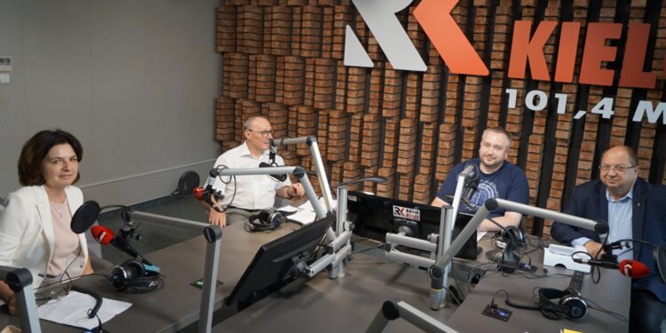 22.07.2021. Radio Kielce. Punkty Widzenia. Na zdjęciu (od lewej): Katarzyna Nowacka - wicekurator oświaty,  Władysław Zaucha - dyrektor Zespołu Szkół Elektrycznych w Kielcach, Daniel Lenart - Radio Kielce, Ryszard Mańko - dyrektor Zespołu Szkół nr 2 w Kielcach / Dionizy Krawczyński / Radio Kielce