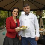 23.07.2021. Letnia kuchnia Radia Kielce. Piątkowa rybka. Na zdjęciu (od lewej): Magdalena Sitek - Radio Kielce i Konrad Stokowiec - szef kuchni restauracji Willa Hueta / Anna Kwapisz / Radio Kielce