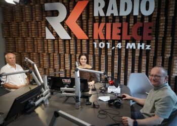 Na zdjęciu (od lewej): Jerzy Staszczyk - pełnomocnik ds. realizacji programu szczepień, wojewódzki konsultant w dziedzinie epidemiologii, Magdalena Sitek - Radio Kielce , Marcin Pasiarski - kierownik Kliniki Hematologii i Transplantacji Szpiku w ŚCO / Dionizy Krawczyński / Radio Kielce