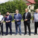 28.07.2021. Leszczyny. Otwarcie drogi. Na zdjęciu (od lewej): Andrzej Michalski - radny powiatu kieleckiego, Emil Machul - radny powiatu kieleckiego, Tomasz Pleban - wicestarosta kielecki, Przemysław Łysak - wójt gminy Górno, Łukasz Smardzewski - właściciel firmy realizującej inwestycję / Anna Kwapisz / Radio Kielce