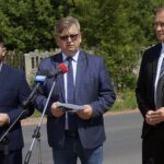28.07.2021. Leszczyny. Otwarcie drogi. Na zdjęciu (od lewej): Emil Machul - radny powiatu kieleckiego, Tomasz Pleban - wicestarosta kielecki, Przemysław Łysak - wójt gminy Górno / Anna Kwapisz / Radio Kielce