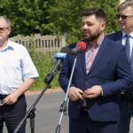 28.07.2021. Leszczyny. Otwarcie drogi. Na zdjęciu (od lewej): Andrzej Michalski - radny powiatu kieleckiego, Emil Machul - radny powiatu kieleckiego, Tomasz Pleban - wicestarosta kielecki / Anna Kwapisz / Radio Kielce