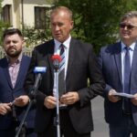 28.07.2021. Leszczyny. Otwarcie drogi. Na zdjęciu (od lewej): Andrzej Michalski - radny powiatu kieleckiego, Przemysław Łysak - wójt gminy Górno, Tomasz Pleban - wicestarosta kielecki / Anna Kwapisz / Radio Kielce