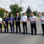 28.07.2021. Leszczyny. Otwarcie drogi. Na zdjęciu (od lewej): Andrzej Michalski - radny powiatu kieleckiego, Emil Machul - radny powiatu kieleckiego, Tomasz Pleban - wicestarosta kielecki, Przemysław Łysak - wójt gminy Górno, Łukasz Smardzewski - właściciel firmy realizującej inwestycję, Stanisław Anioł - sołtys Leszczyn, Zbigniew Wróbel - dyrektor Powiatowego Zarządu Dróg w Kielcach / Anna Kwapisz / Radio Kielce